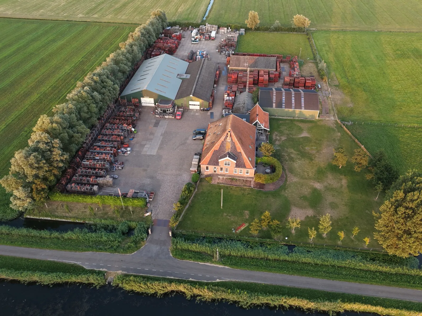 De werf en het woonhuis aan de Zuidervaart